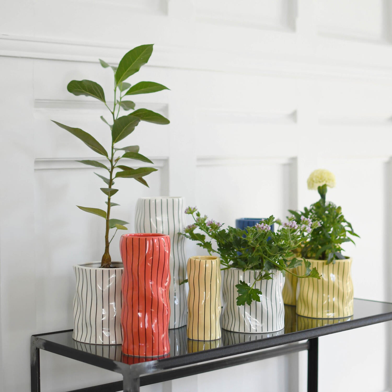 Stribet urtepotteskjuler, koral - Ø12 cm.